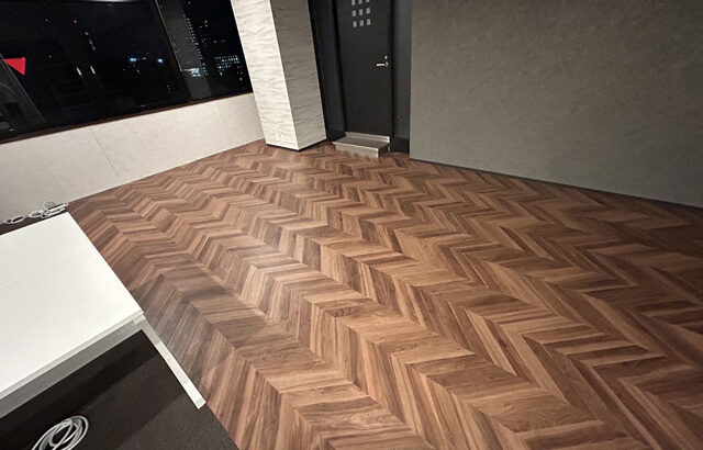 同じ床材でも貼り方次第でシャープな印象に～フレンチヘリンボーン貼りのご紹介